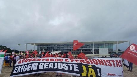 Diretores do SINTSEP/MS participam do Ato em frente ao Palácio do Planalto que marca Dia do(a) Aposentado(a)